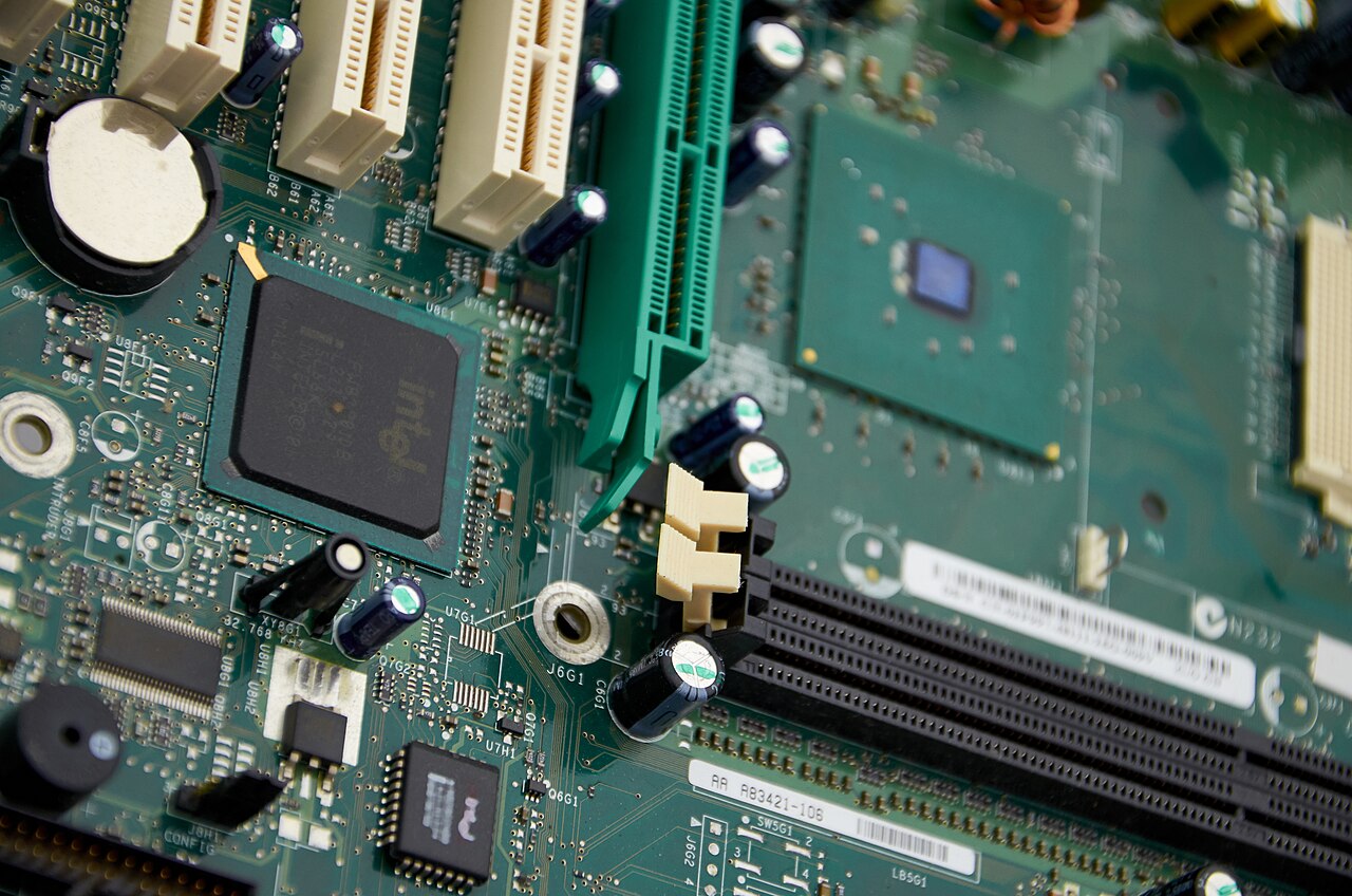 How to Size RAM and CPU for Hosting 7B to 70B Parameter Models