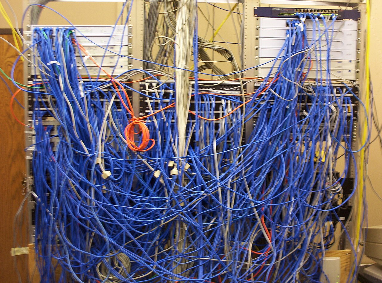 What to Look for in a Managed AI Server Host: Datacenter, Bandwidth, IPv4, Backu
